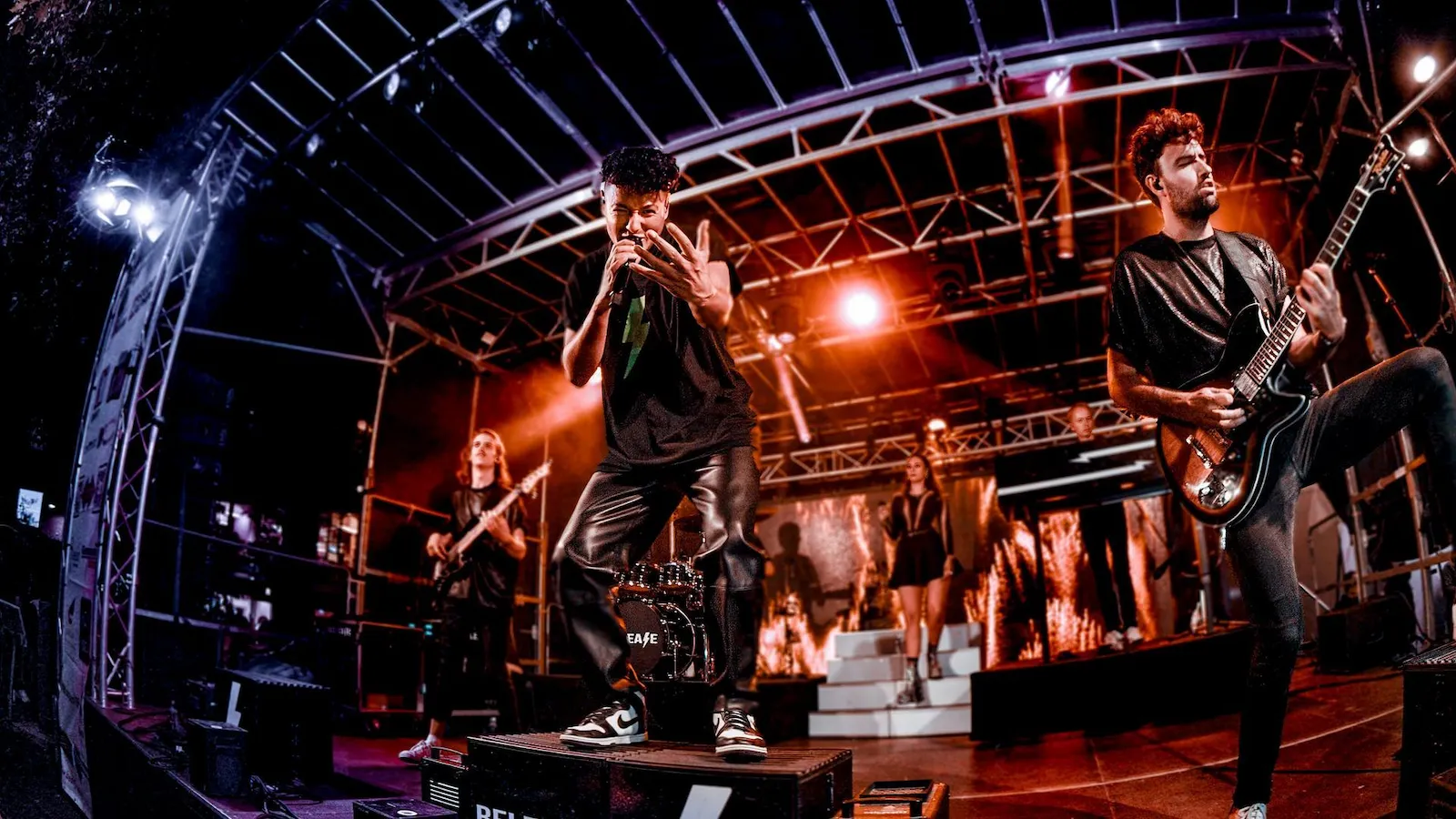 Band op podium tijdens outdoor concert